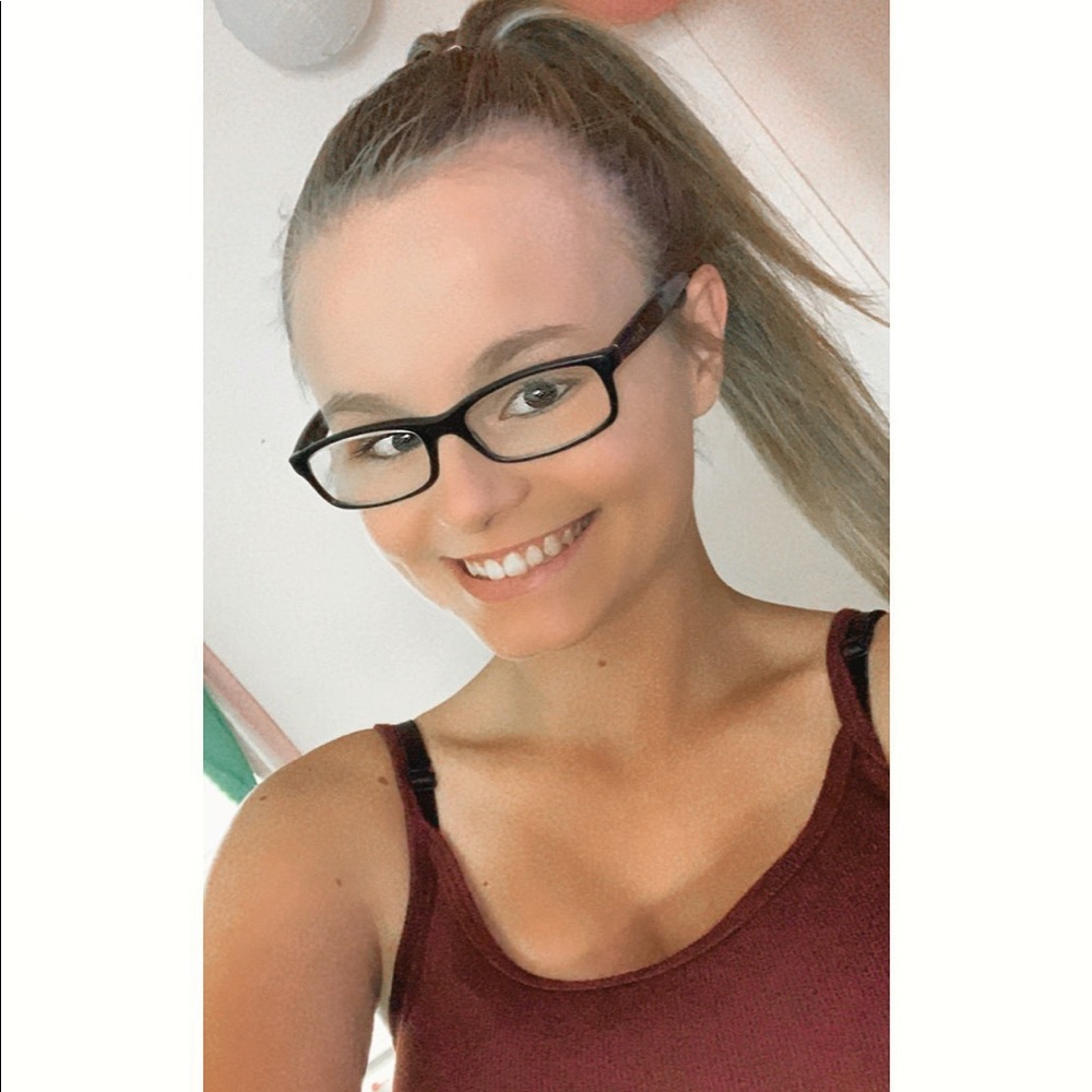 Meet your Posher, Adrienne